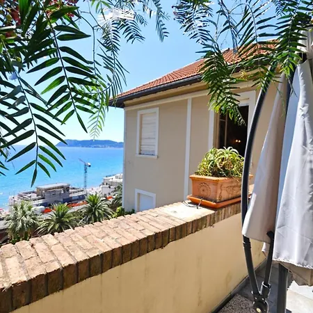 Hostdomus - Elite With Private Parking Apartment